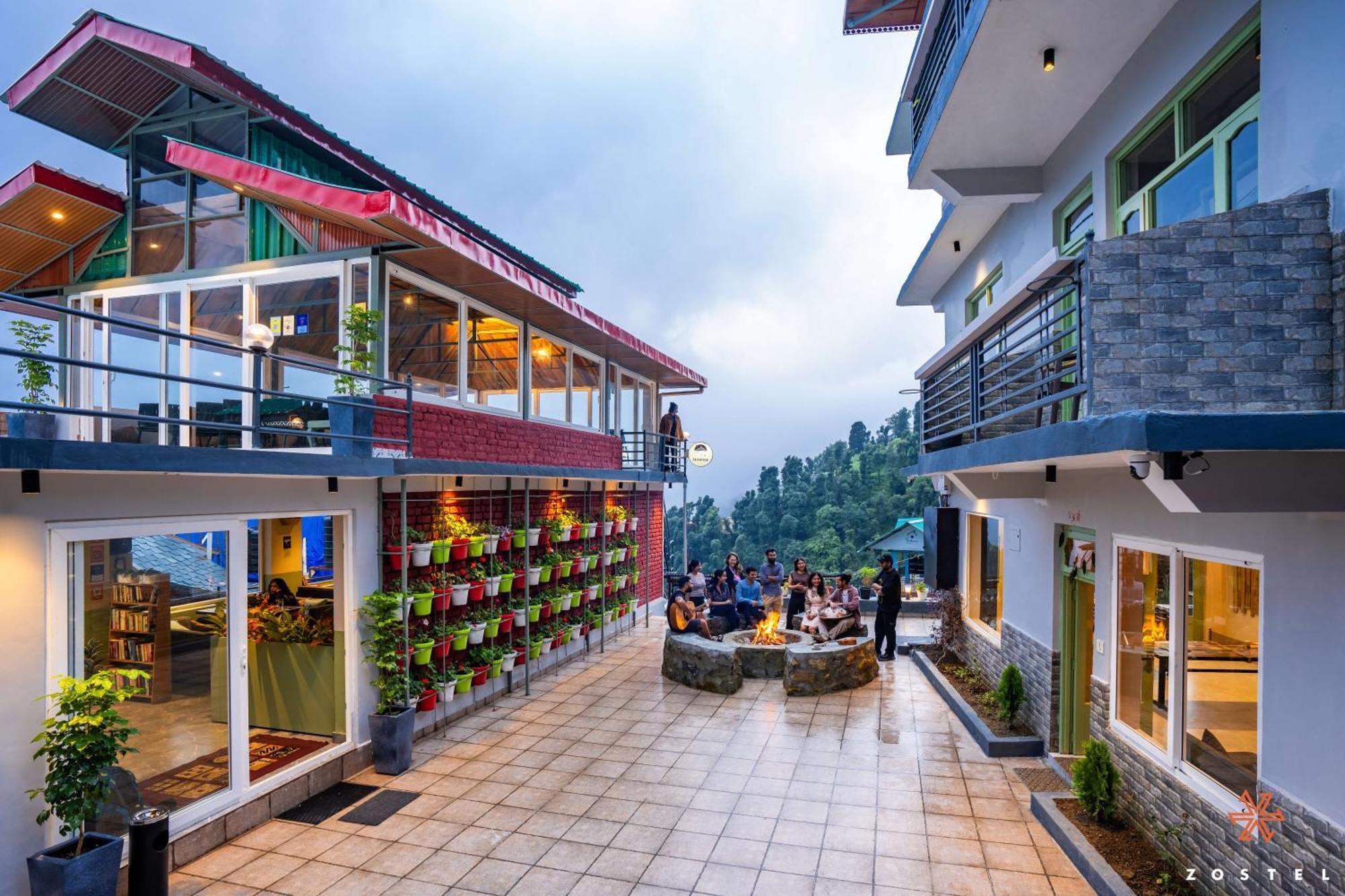 Zostel Dharamkot McLeod Ganj Exterior foto