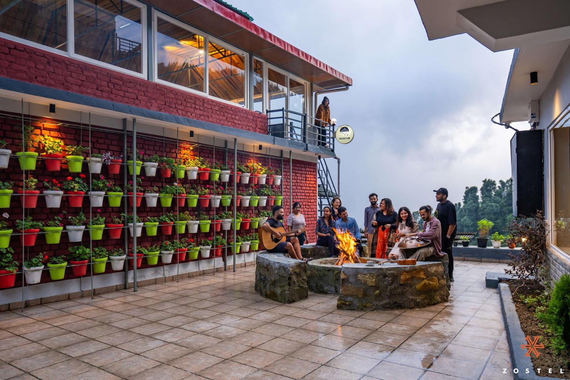 Zostel Dharamkot McLeod Ganj Exterior foto